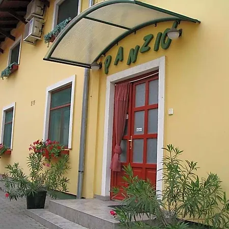 Hotel Halasz Airport Panzio Felsomalom